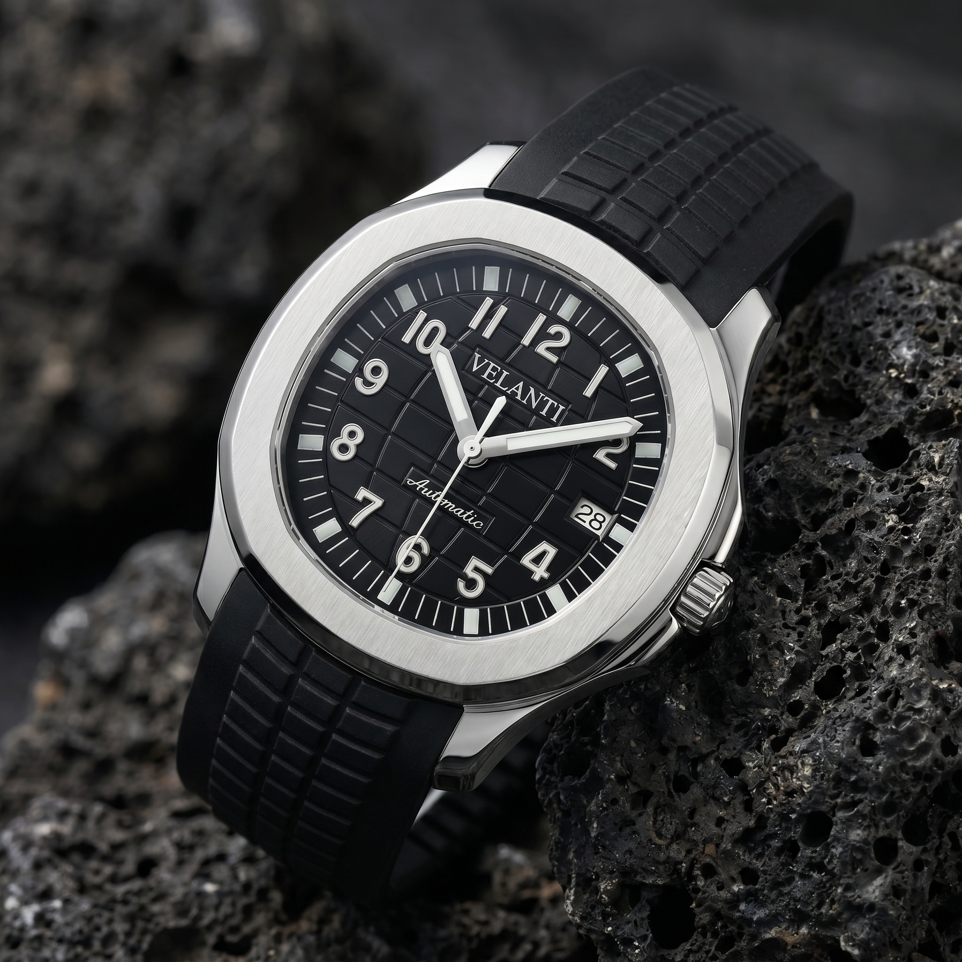 Aquanaut-style custom automatic watch, Velanti Milano Velnaut Black, bracelet detail photo