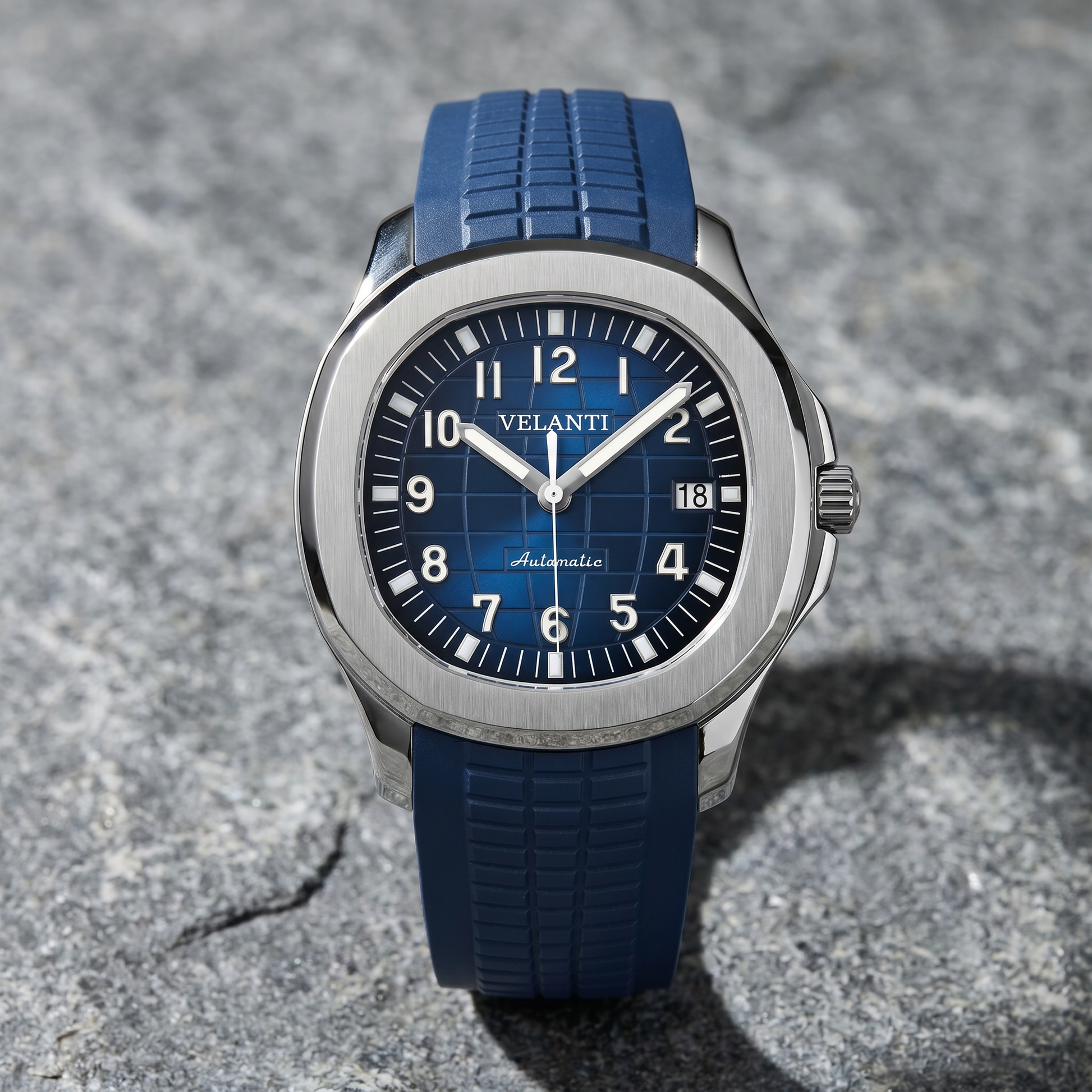 Aquanaut-style custom automatic watch, Velanti Milano Velnaut Blue, bracelet detail photo