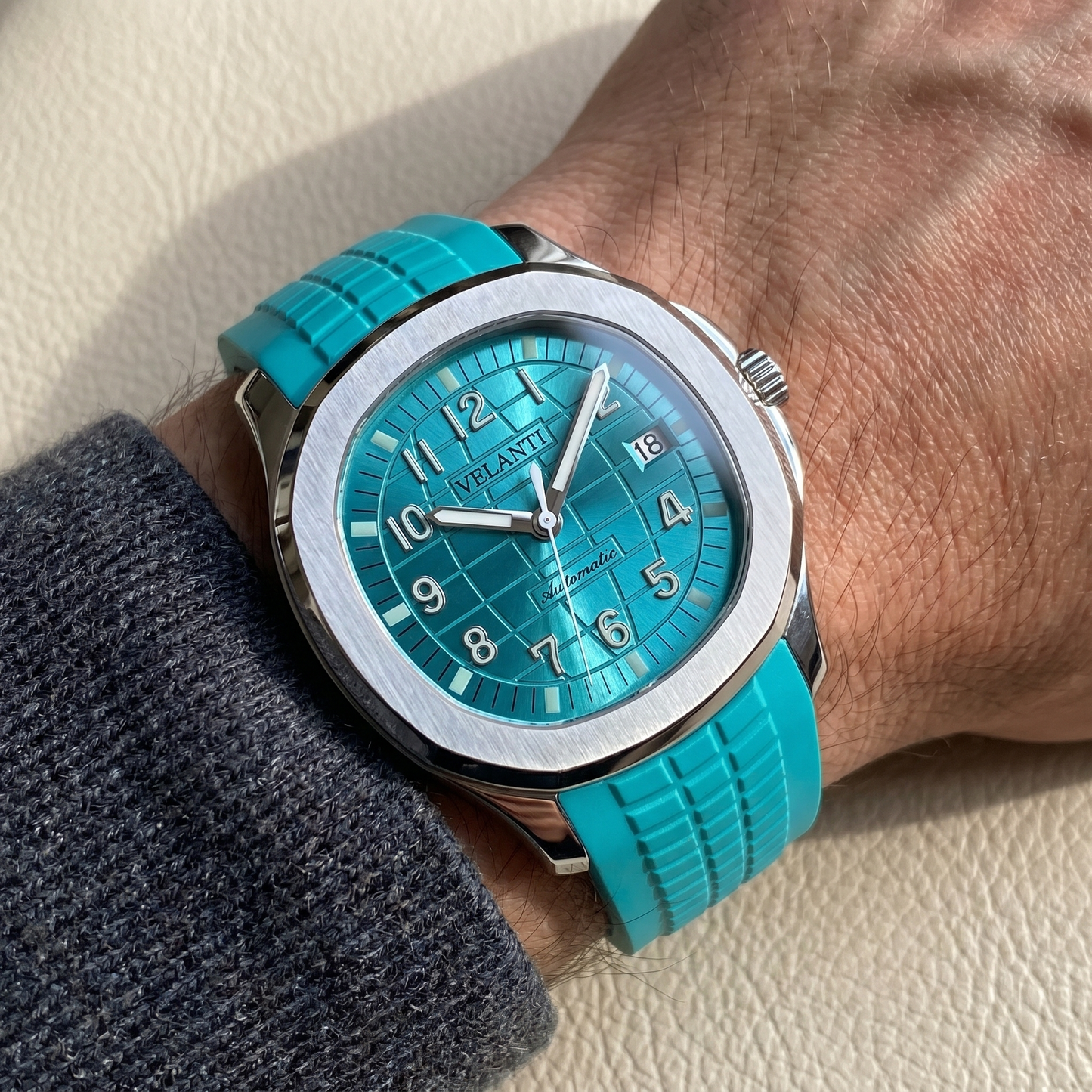 Aquanaut-style custom automatic watch, Velanti Milano Velnaut Tiffany Metallic Blue, watch detail photo